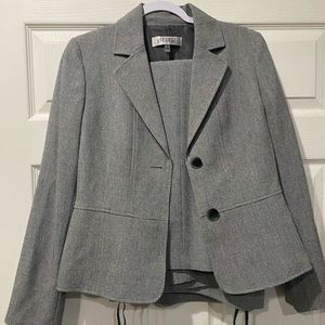 Women’s Size 6 Kasper Pant Suit (Both Pants and Jacket)